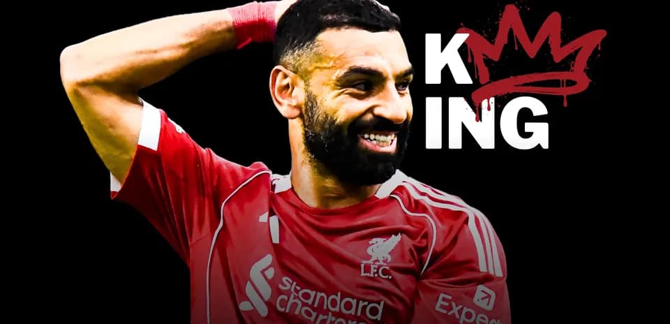 Jugador de Liverpool celebrando con una mano en la cabeza