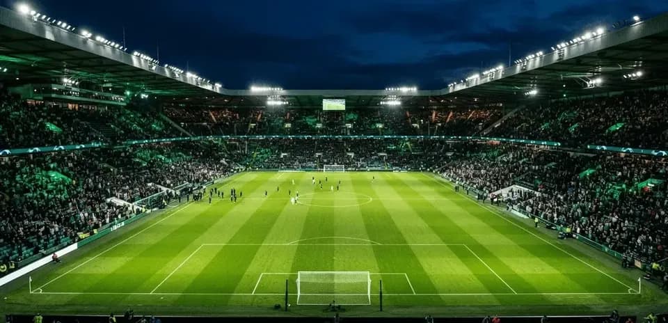 Estadio lleno durante el partido de fútbol