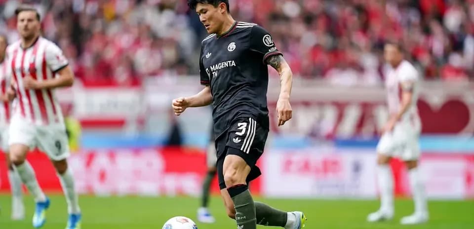 Jugador en acción durante partido de fútbol