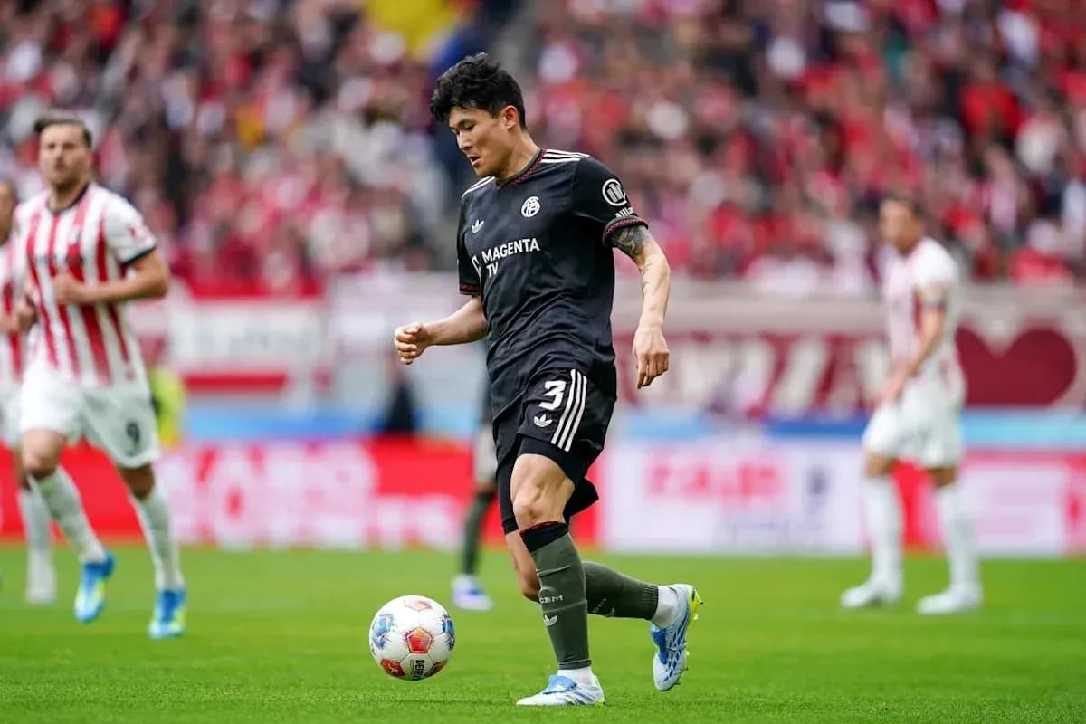 Jugador en acción durante partido de fútbol