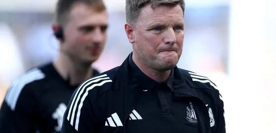 Entrenador de Newcastle caminando por el campo