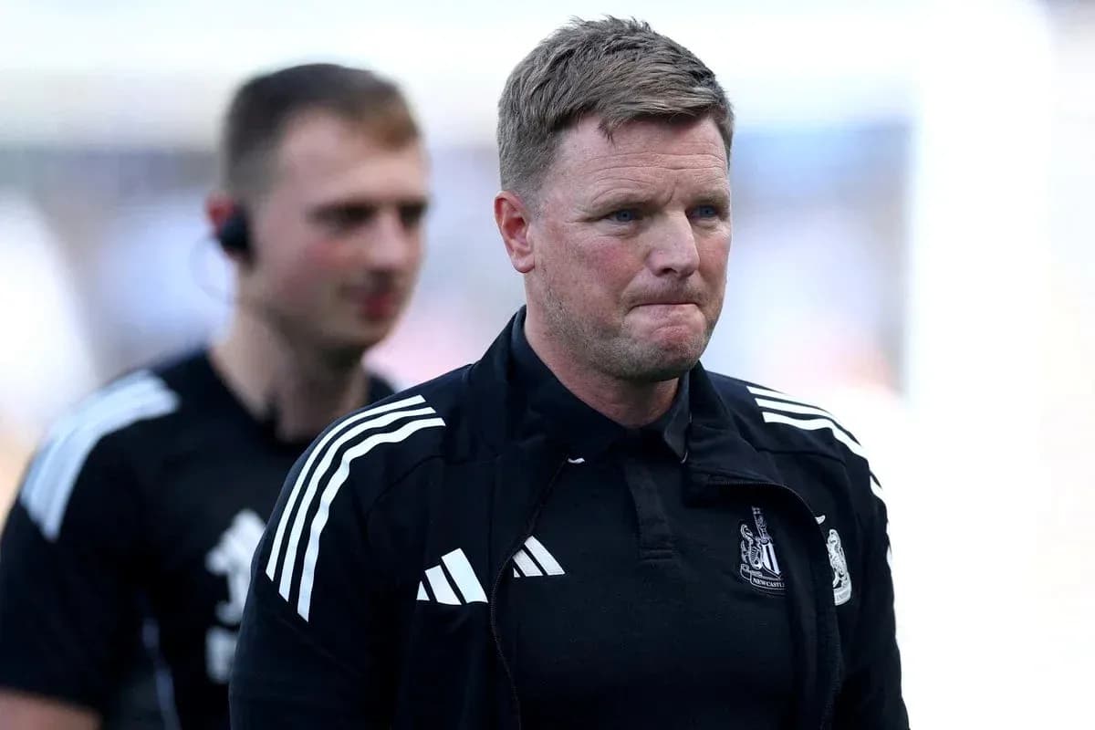 Entrenador de Newcastle caminando por el campo