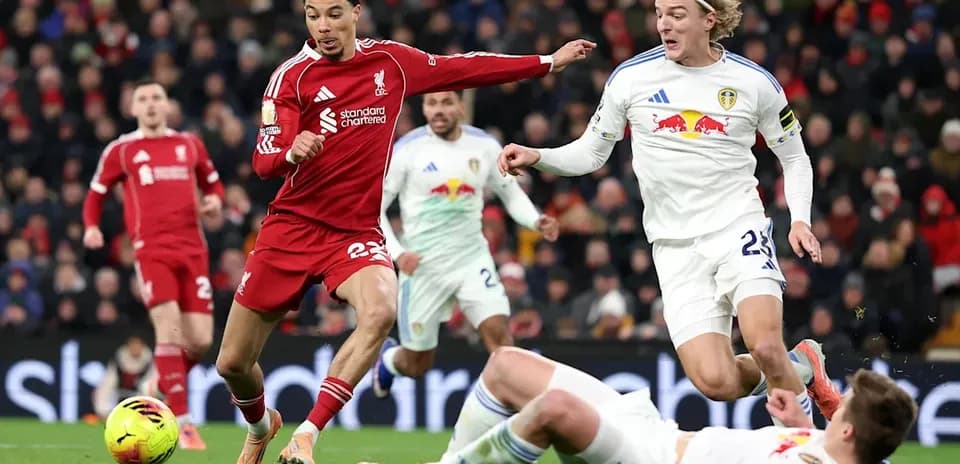 Jugadores de Liverpool y Leeds compiten por el balón