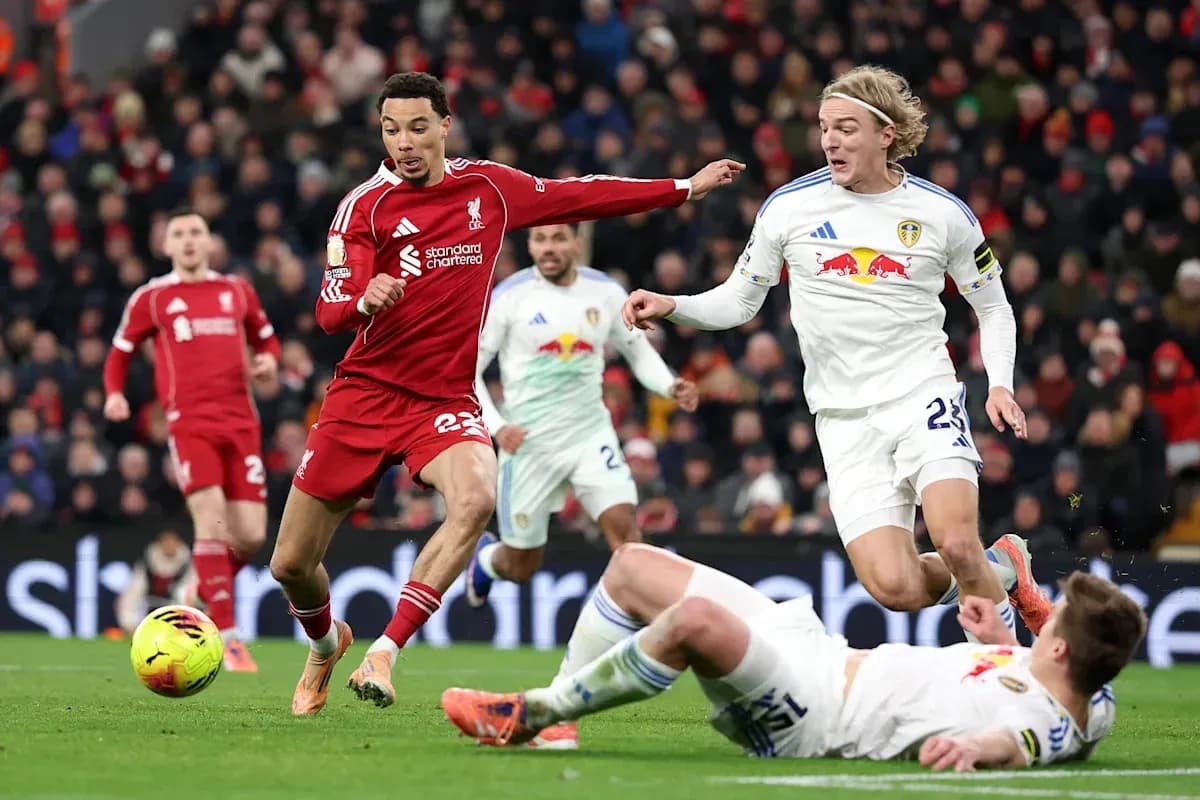 Jugadores de Liverpool y Leeds compiten por el balón