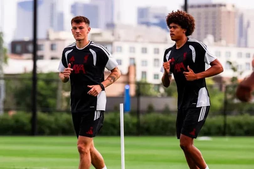 Jugadores de Liverpool corriendo durante entrenamiento