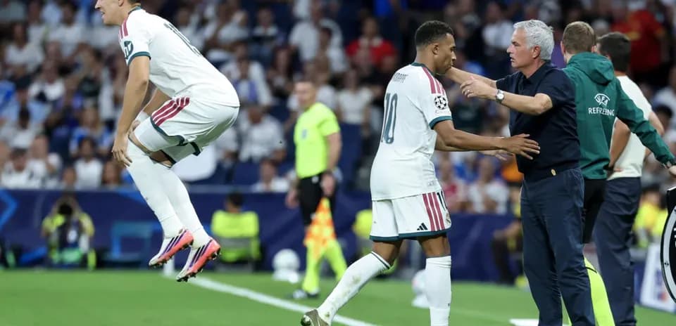 Jugador saliendo del campo durante sustitución en partido