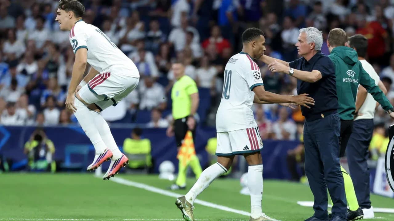 Jugador saliendo del campo durante sustitución en partido
