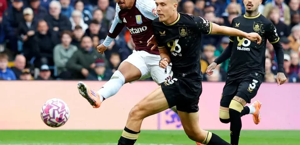 Jugadores de Burnley y Aston Villa en acción