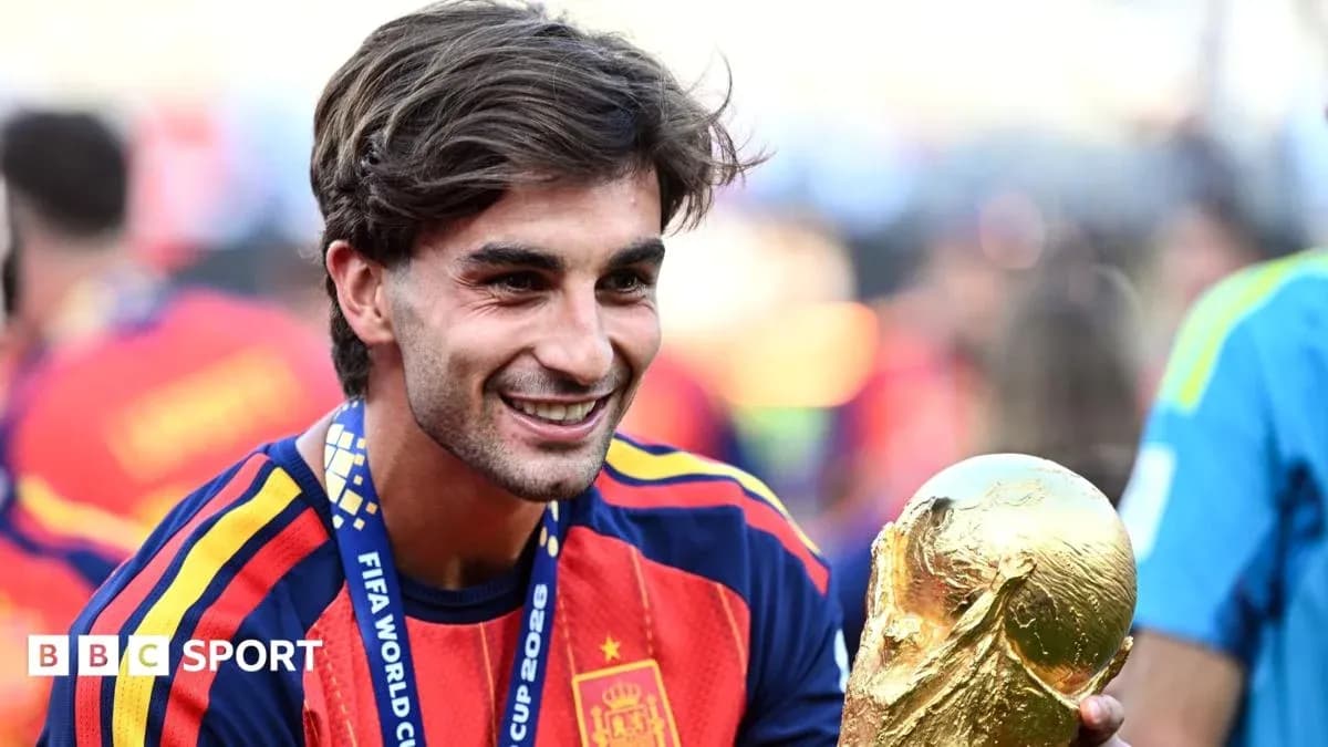 Jugador sosteniendo el trofeo de la Copa Mundial