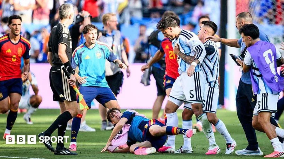 Jugadores de Argentina y España discutiendo en el campo
