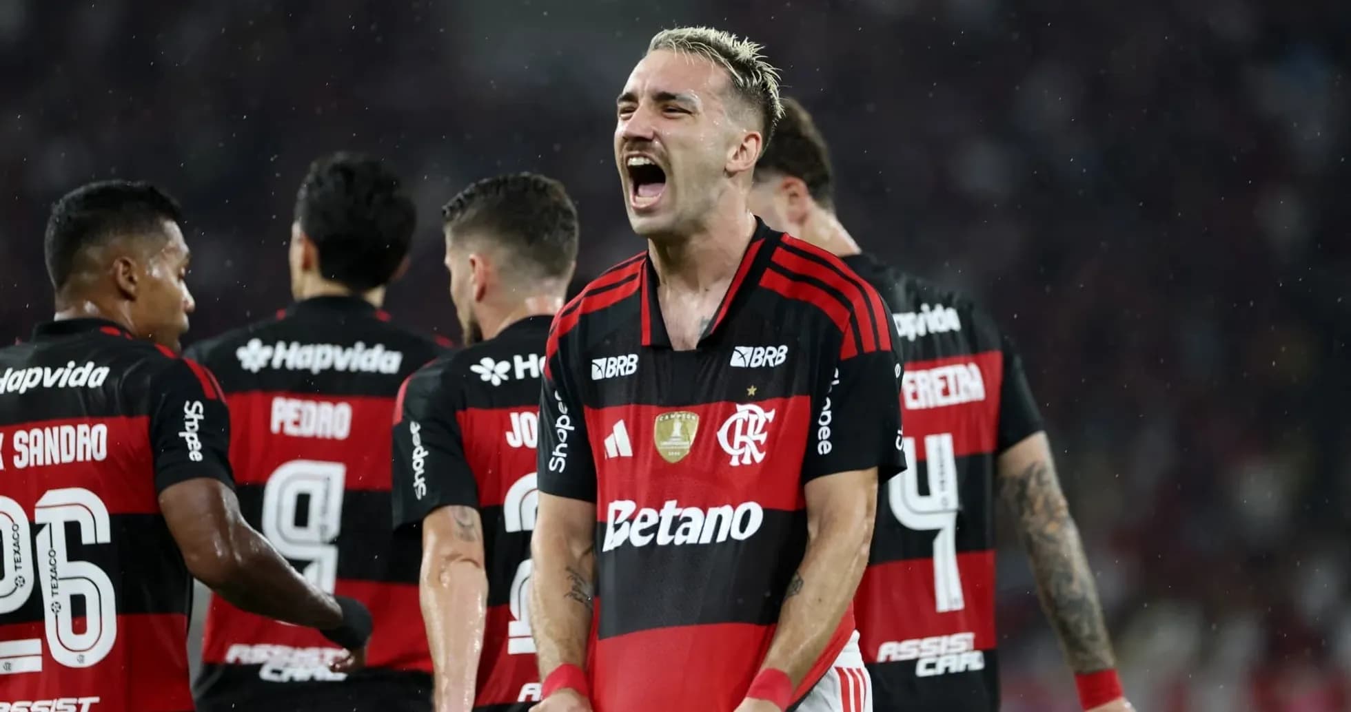 Jugadores de Flamengo celebrando un gol