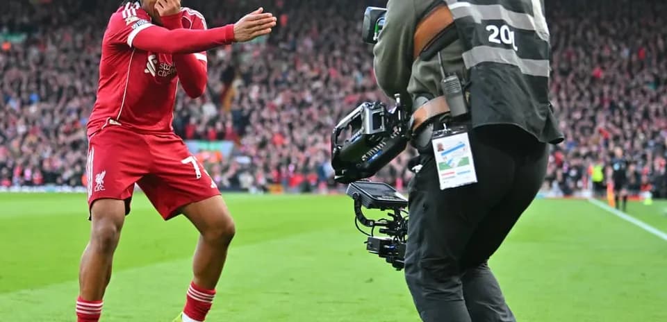 Jugador de Liverpool celebrando con la afición