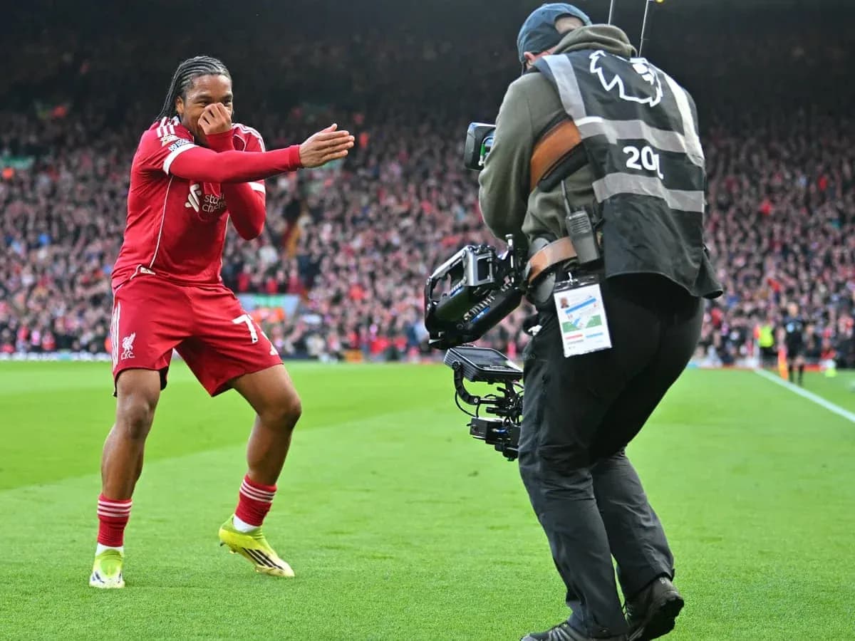Jugador de Liverpool celebrando con la afición