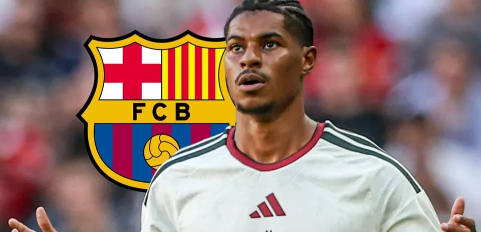 Jugador con camiseta blanca frente al escudo del Barcelona