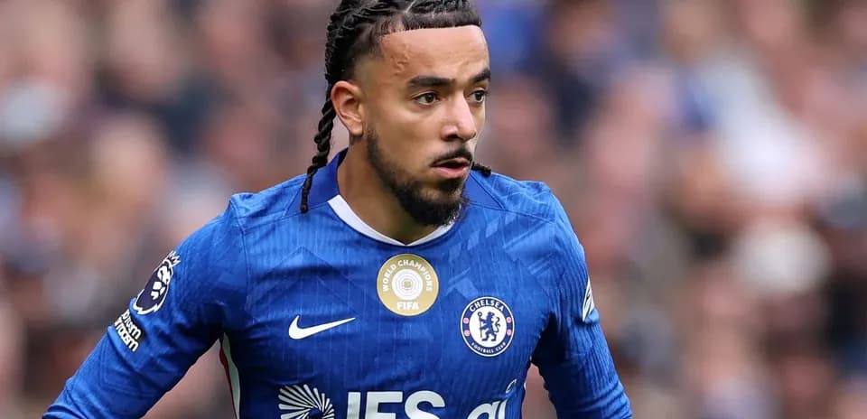 Jugador de Chelsea corriendo con balón en el campo