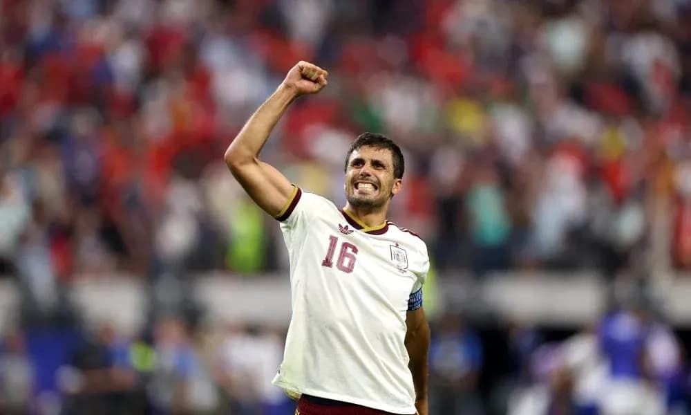 Jugador levantando el puño en celebración tras el partido