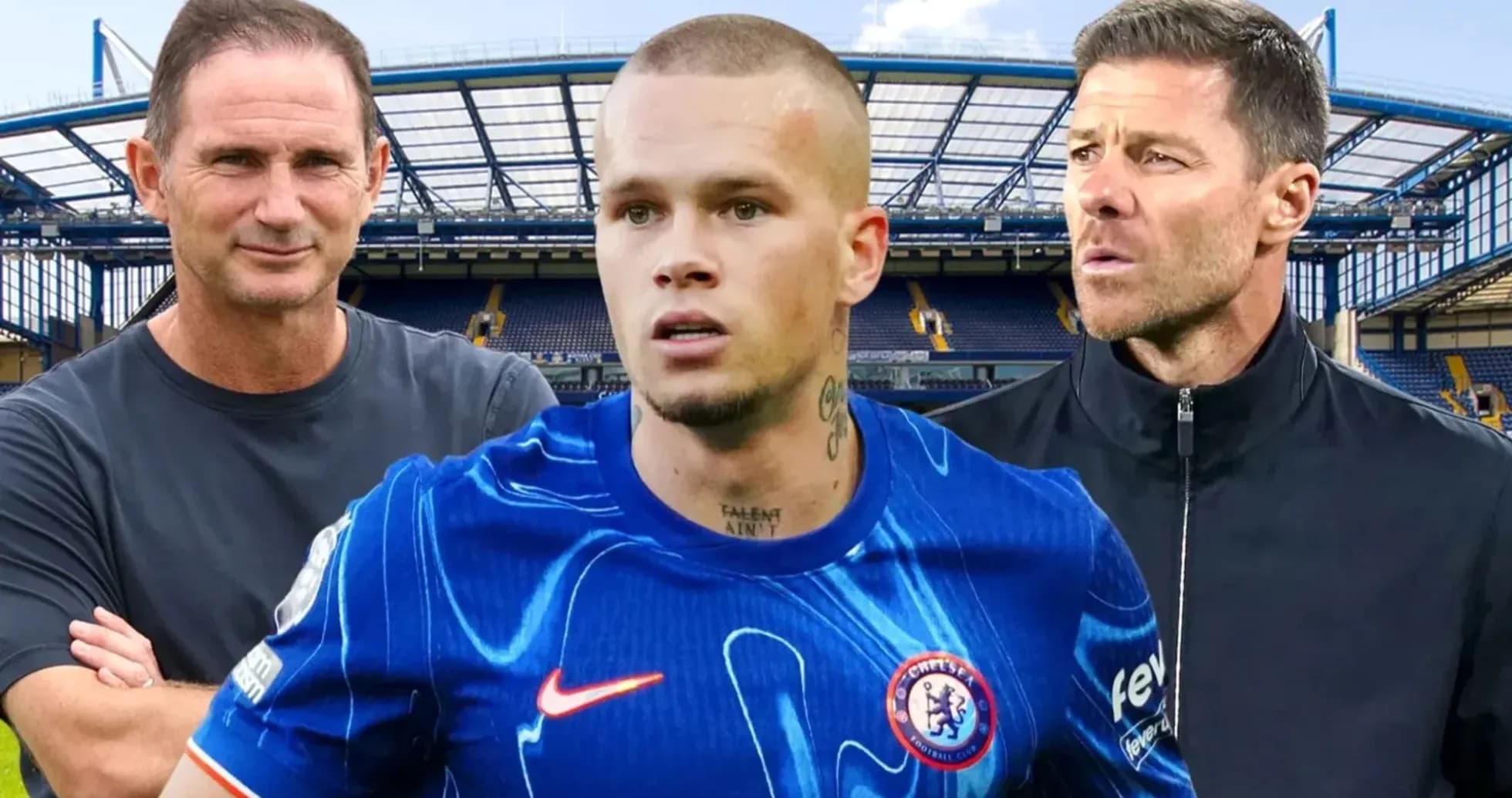 Tres entrenadores y jugador en el estadio de Chelsea