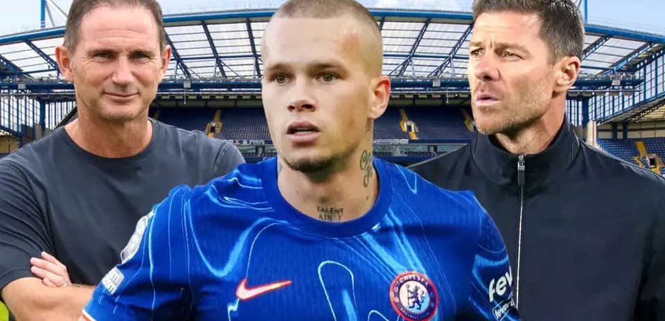 Tres entrenadores y jugador en el estadio de Chelsea
