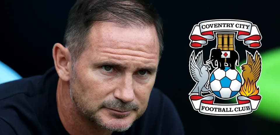 Entrenador sentado con escudo de Coventry City