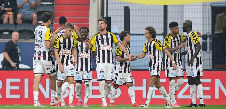 Jugadores celebrando un gol en el campo de fútbol