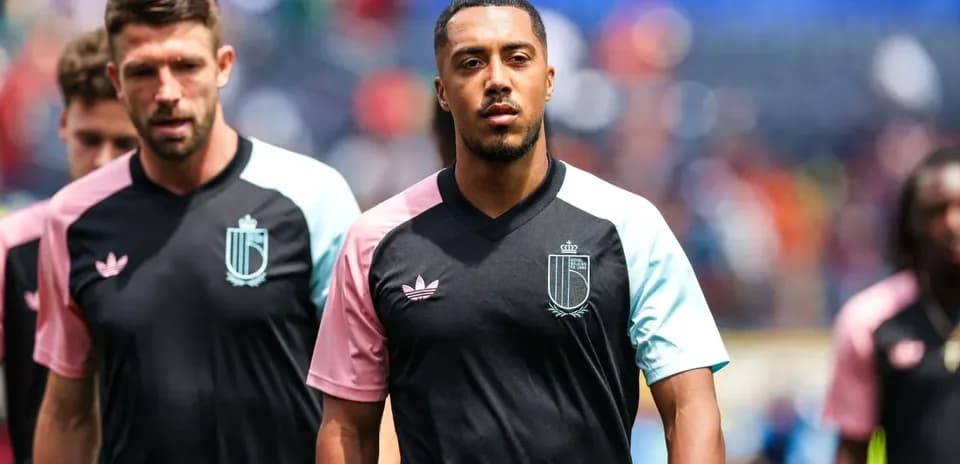 Jugadores caminando antes del partido en uniforme