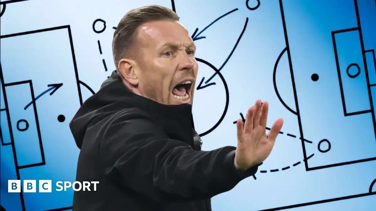 Entrenador dando instrucciones con tácticas de fondo