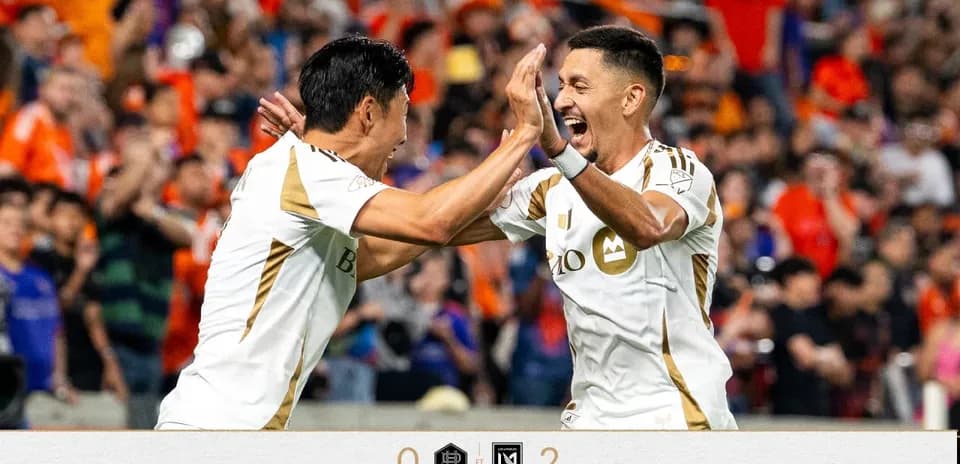 Jugadores celebrando un gol en el partido