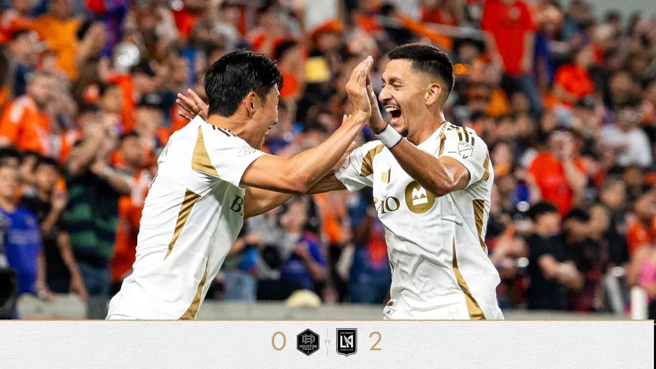 Jugadores celebrando un gol en el partido