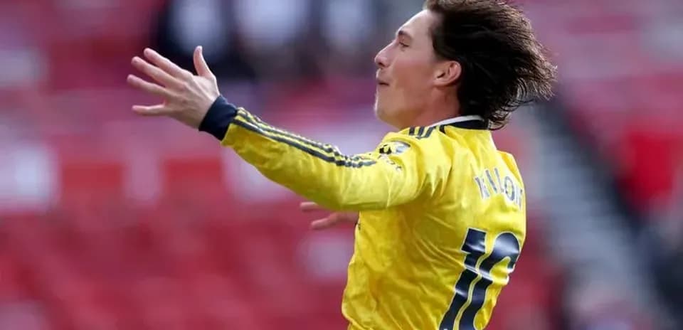 Jugador celebrando en el campo de fútbol