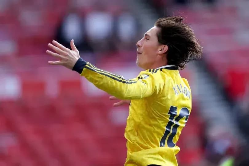 Jugador celebrando en el campo de fútbol