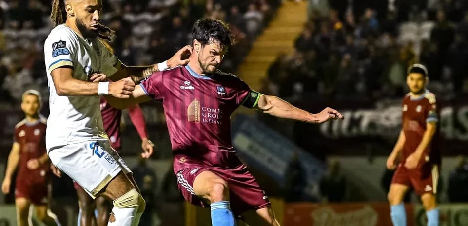 Jugadores luchando por el balón en el partido