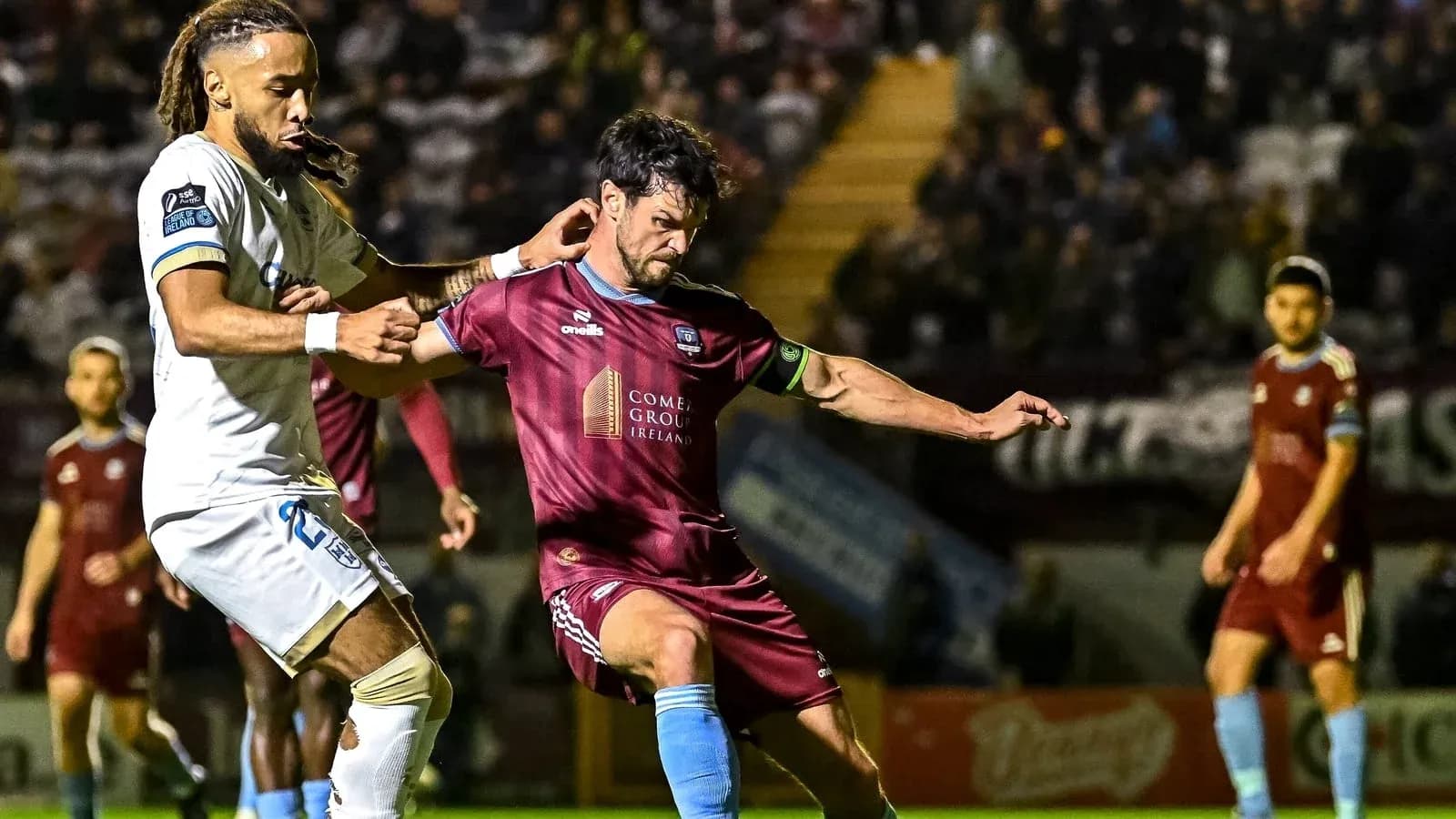 Jugadores luchando por el balón en el partido
