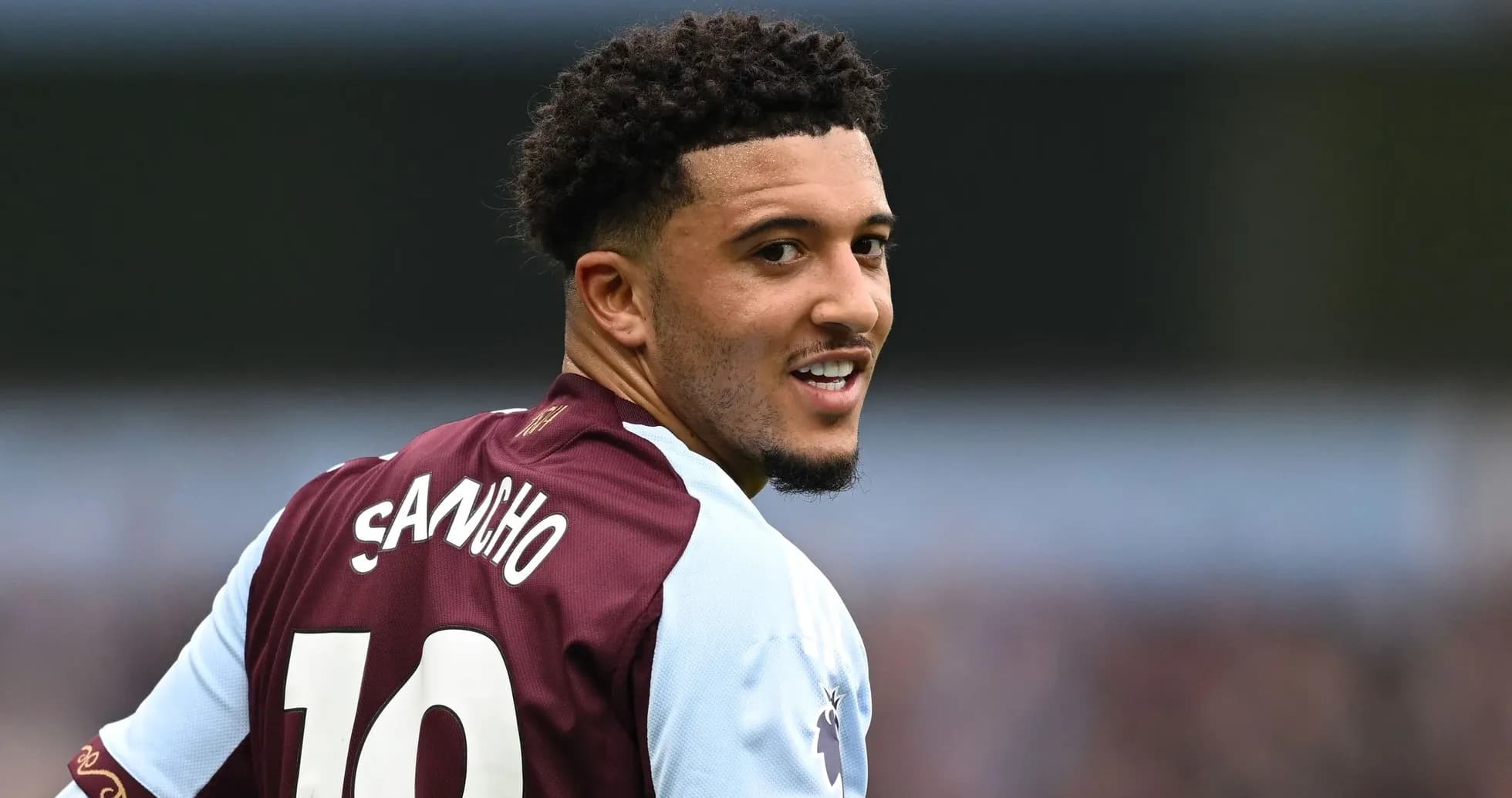 Jugador con camiseta de Aston Villa sonriendo
