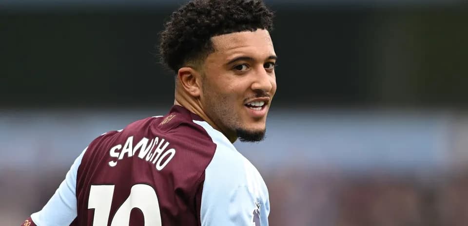 Jugador con camiseta de Aston Villa sonriendo