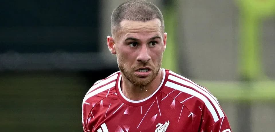 Jugador de Liverpool con camiseta roja durante entrenamiento