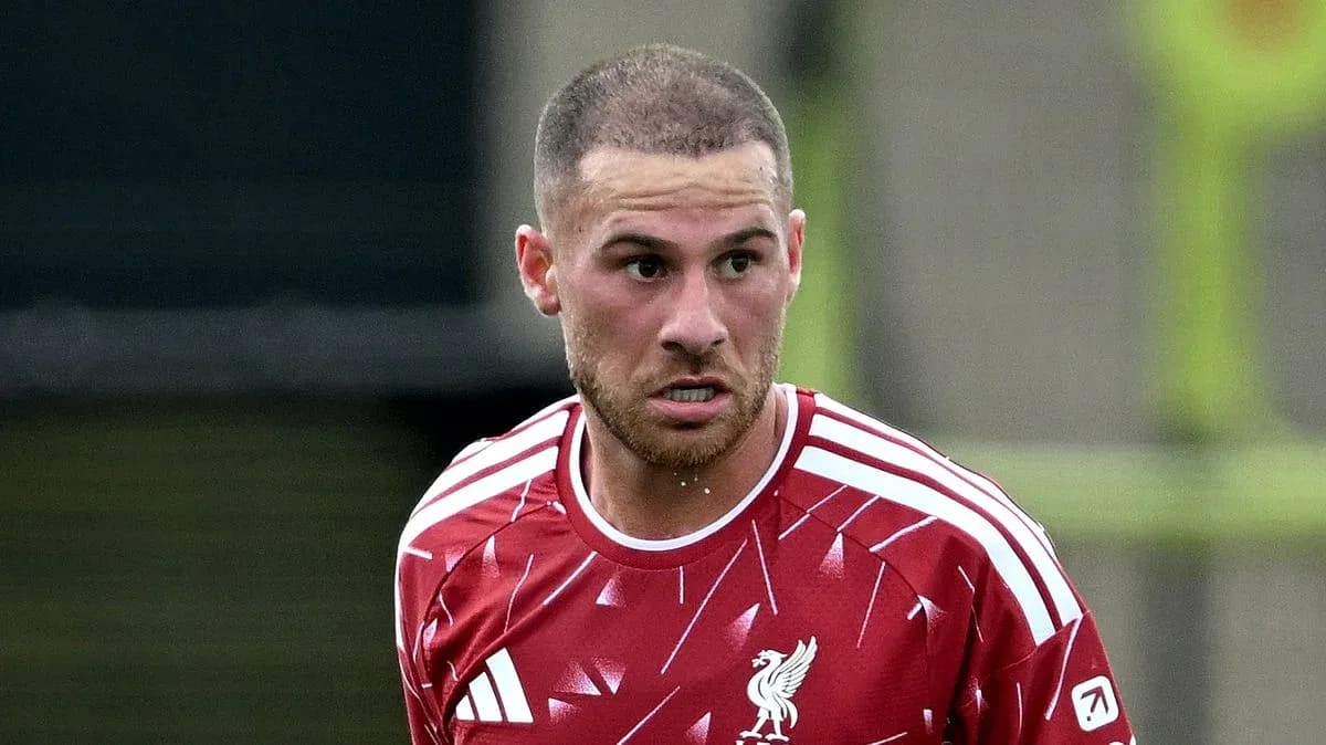 Jugador de Liverpool con camiseta roja durante entrenamiento