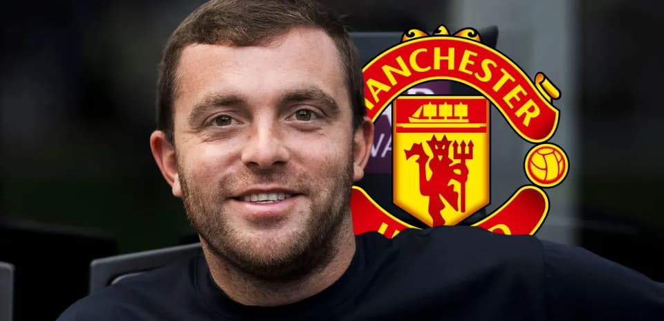 Persona sonriendo con el logo de Manchester United de fondo