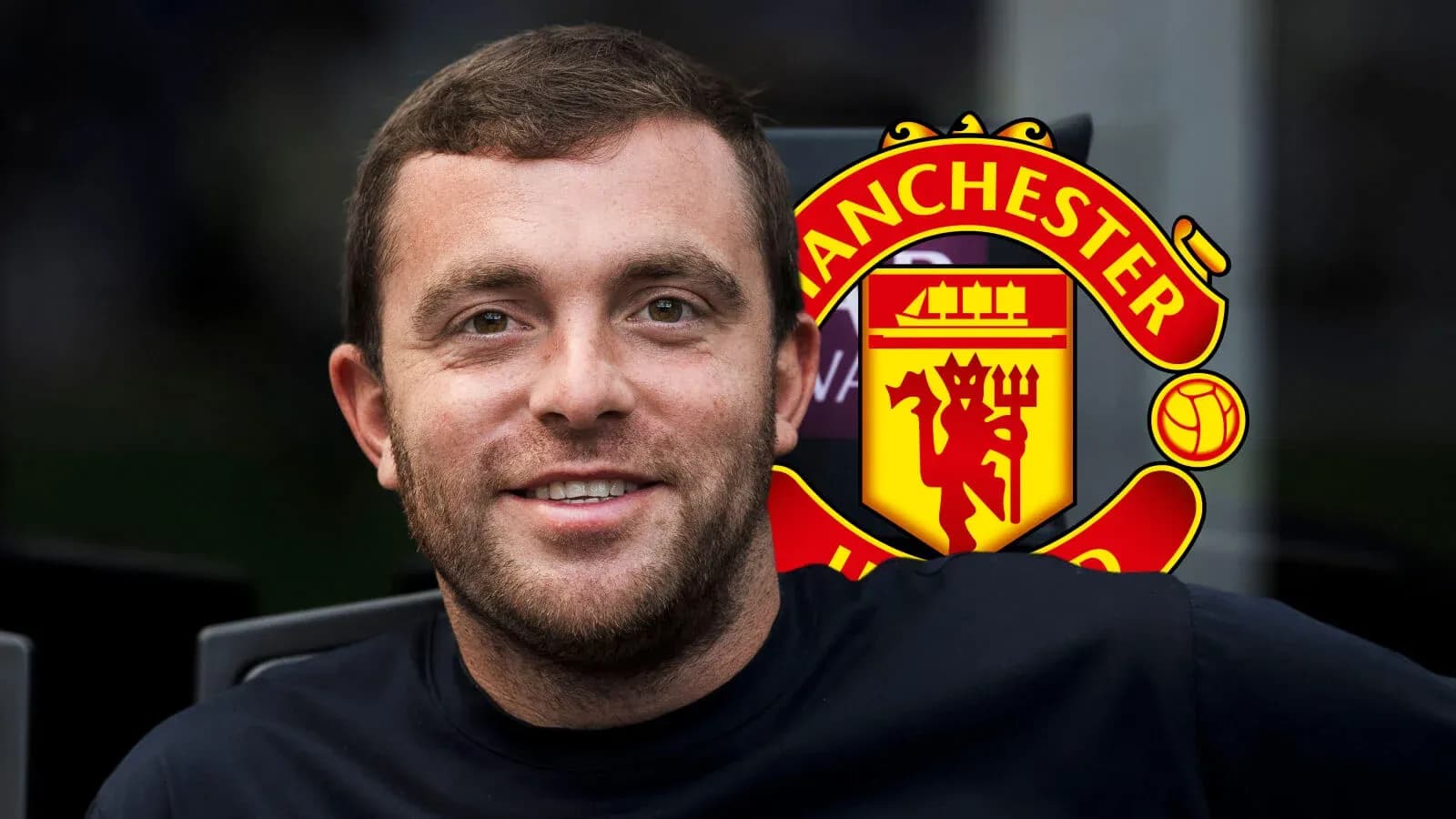 Persona sonriendo con el logo de Manchester United de fondo