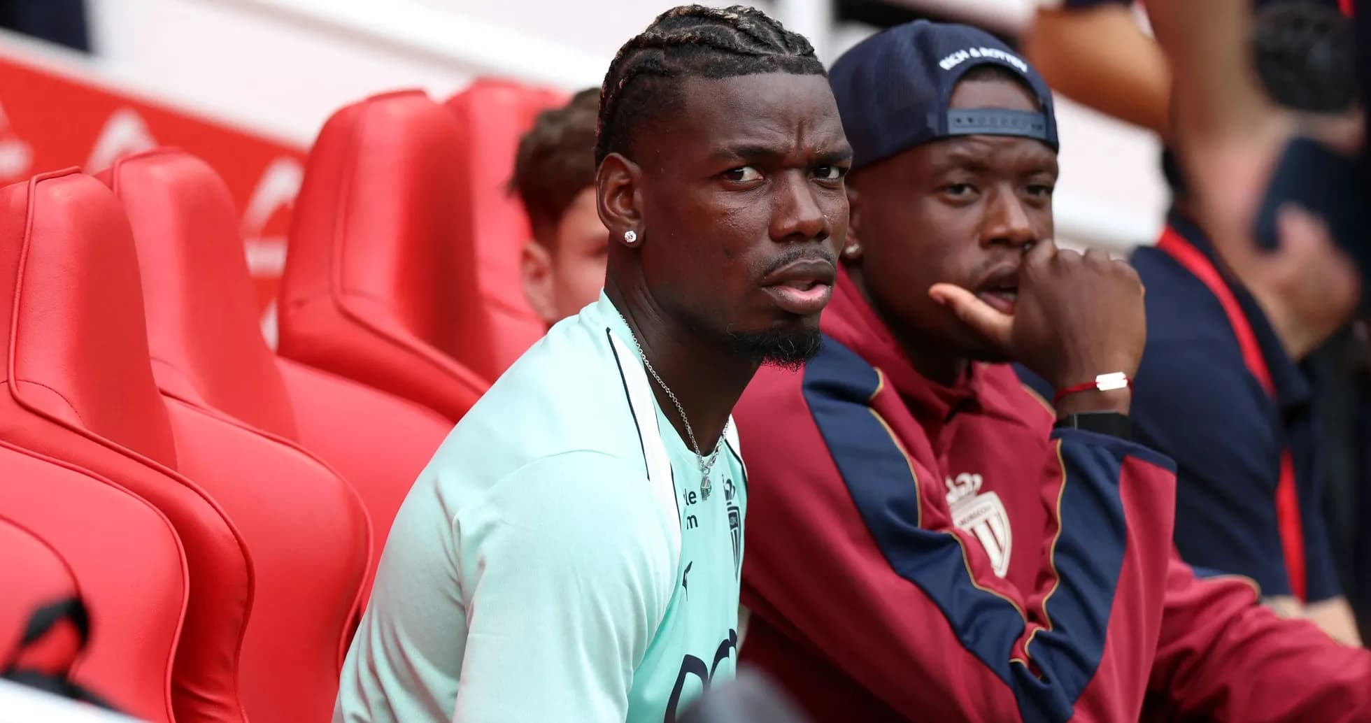 Paul Pogba y compañero sentados en el banquillo