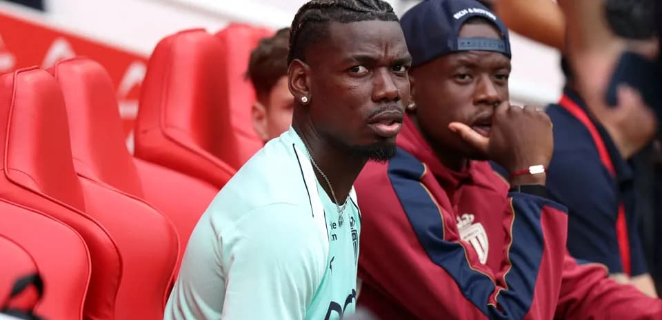 Paul Pogba y compañero sentados en el banquillo