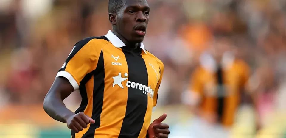 Jugador corriendo en campo con uniforme de rayas