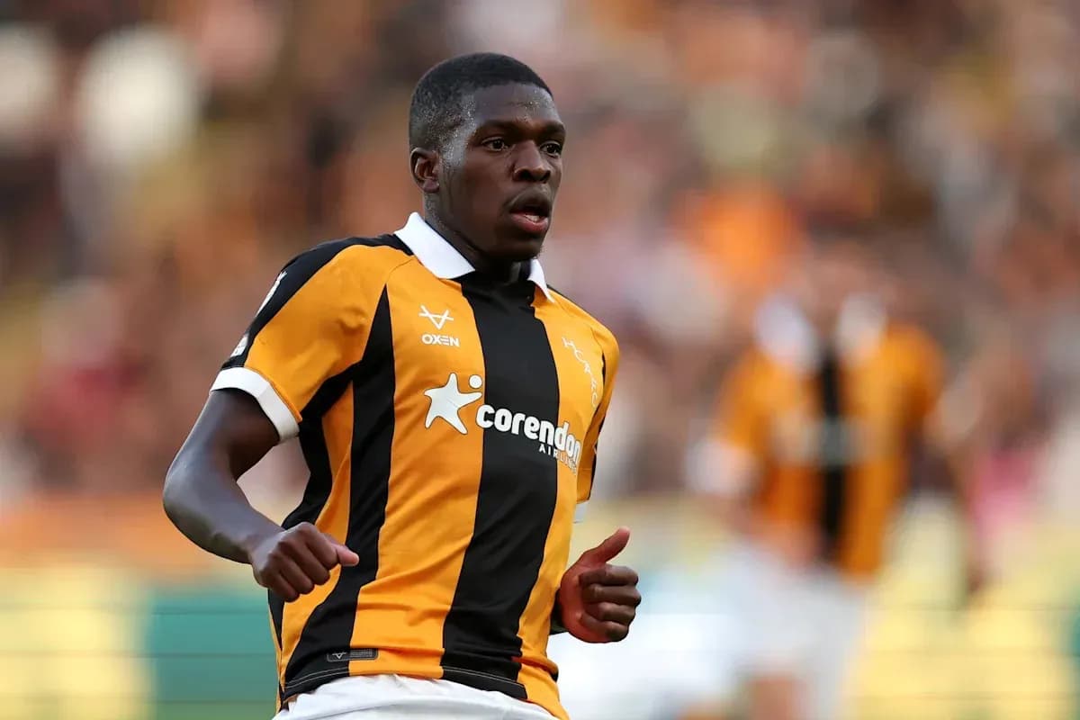 Jugador corriendo en campo con uniforme de rayas