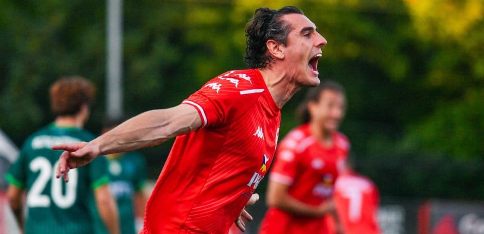 Jugador celebrando un gol en partido de fútbol