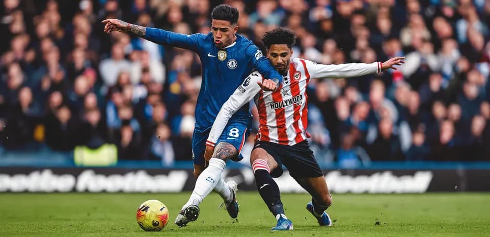Jugadores de Brentford y Chelsea compitiendo por el balón
