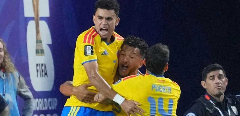 Jugadores de Colombia celebrando un gol durante el partido