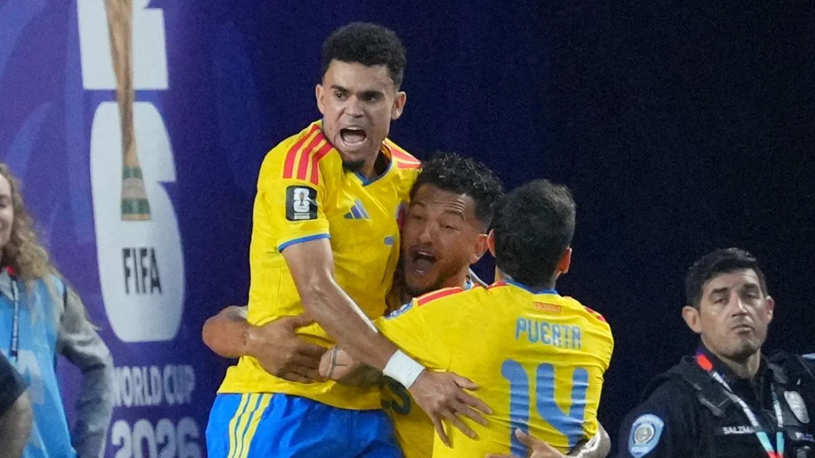 Jugadores de Colombia celebrando un gol durante el partido