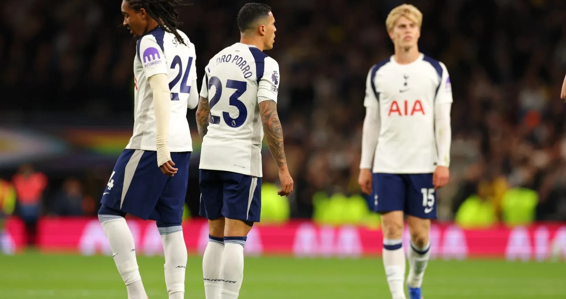 Jugadores de Tottenham en el campo tras jugada