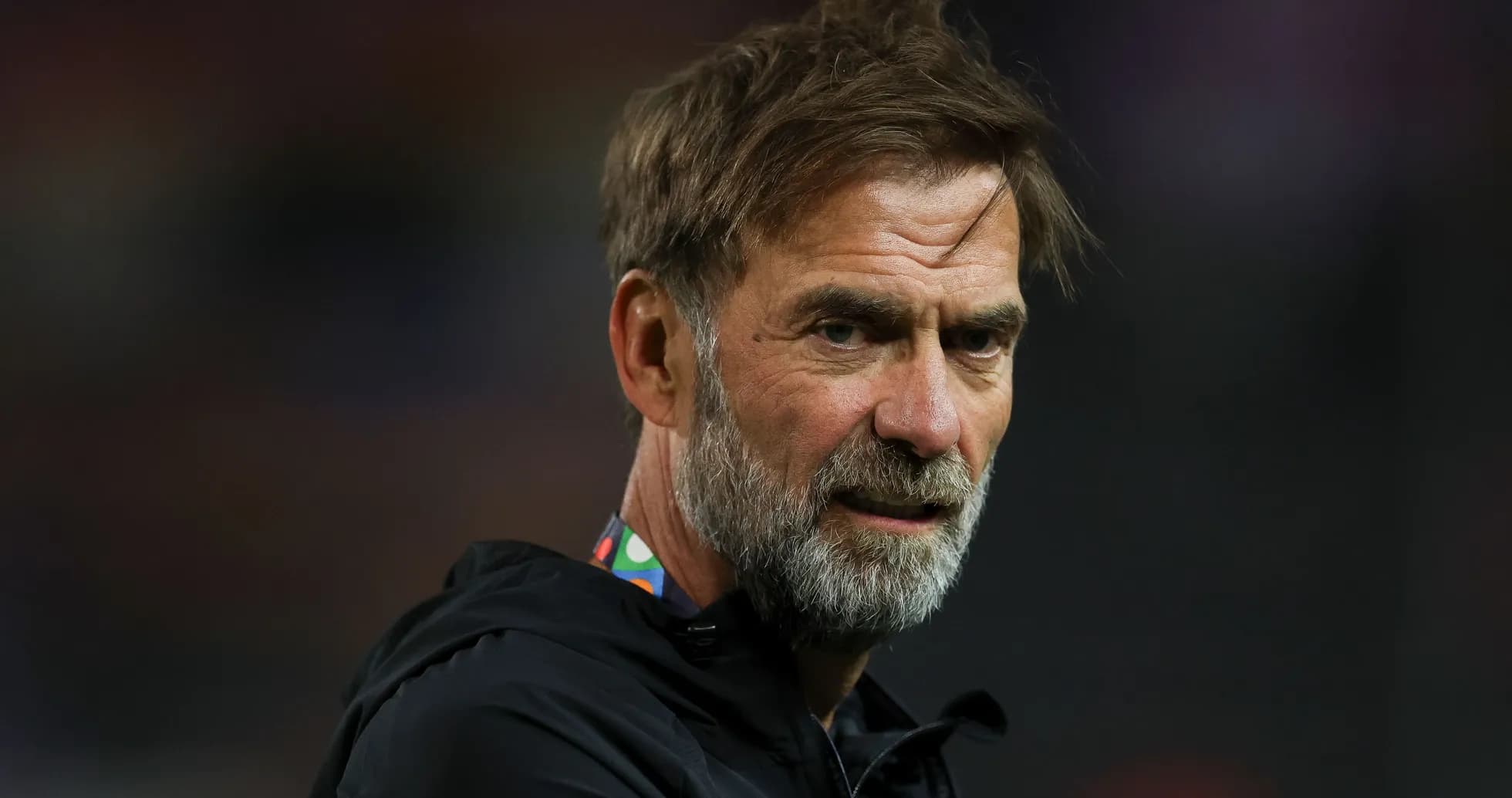 Entrenador observando el partido desde la banda