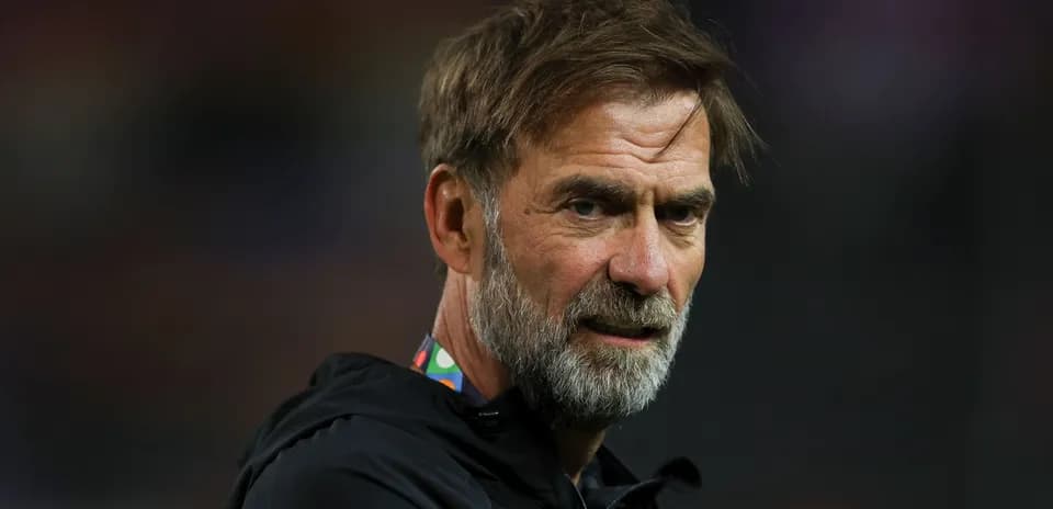 Entrenador observando el partido desde la banda