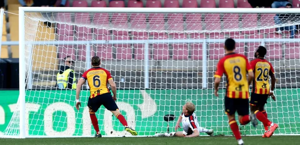 Jugador de Lecce anotando un gol contra Genoa